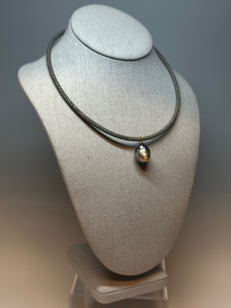 18K YELLOW GOLD AND TAHITIAN PEARL WITH 1 NATURAL SPINEL PENDANT WITH STINGRAY CHOKER AV2529