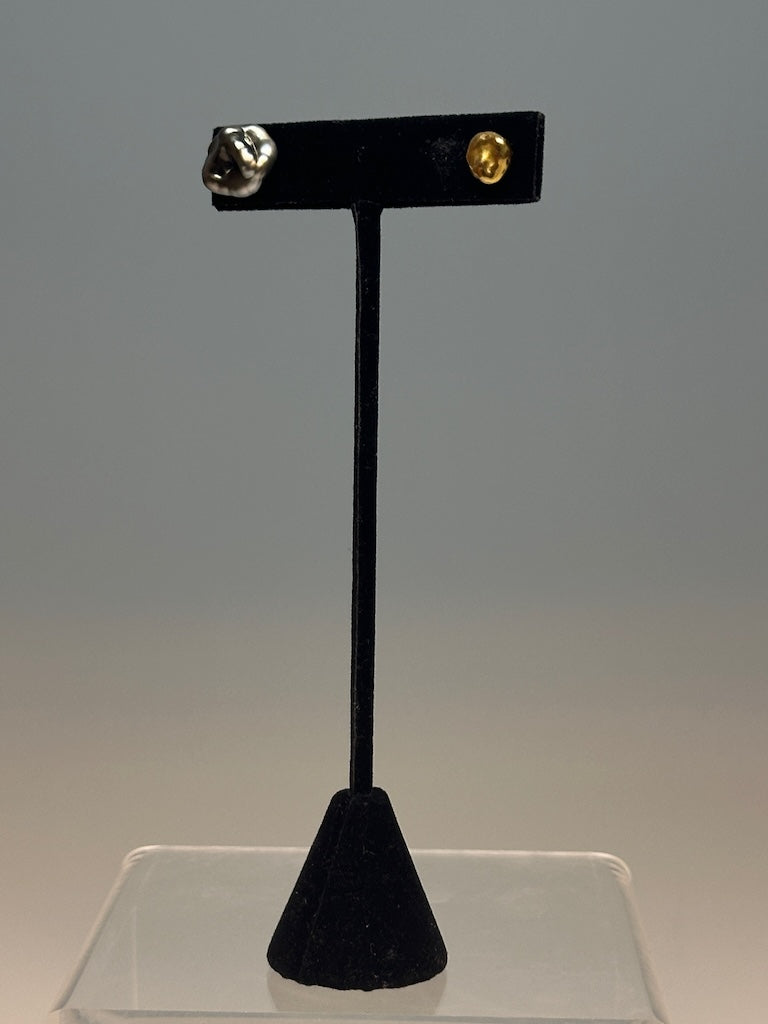 COMPLIMENTARY OPPOSITE 18K YELLOW GOLD STUD AND KESHI GOLD NUGGET STUD AV2533 AV2534