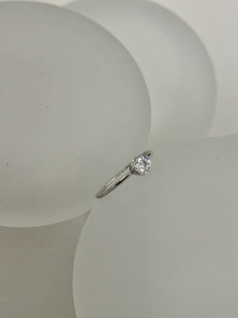 18K WHITE GOLD AND DIAMOND RING AV2544