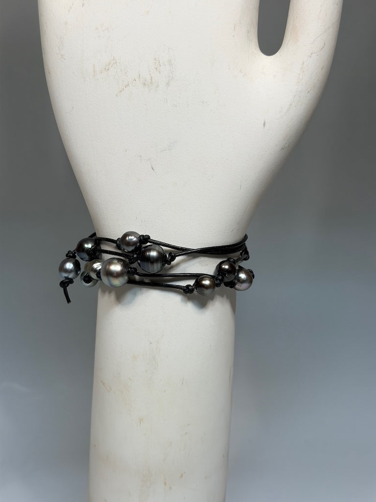 MULTIPLE TAHITIAN PEARLS ON LEATHER NECKLACE/BRACELET AV2603