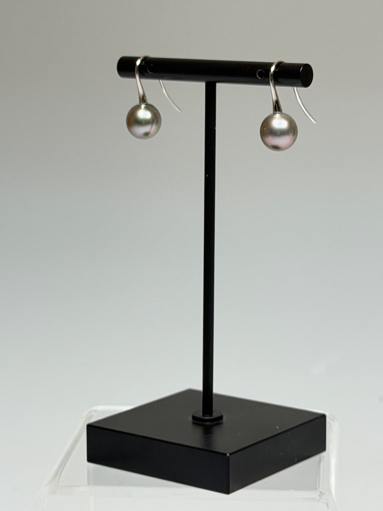 18K WHITE GOLD FANCY SILVER ROUND TAHITIAN PEARL EARRINGS AV2614