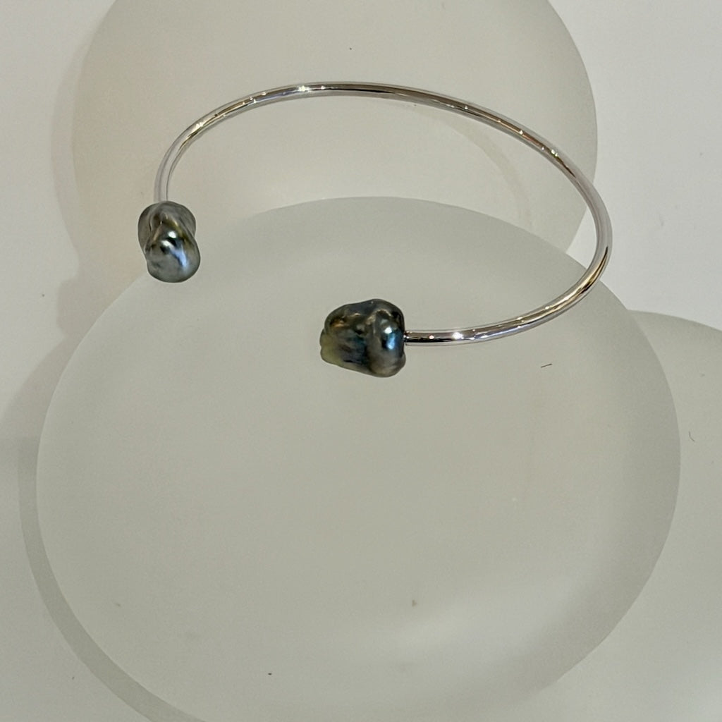 18K WHITE GOLD TAHITIAN KESHI PEARL BANGLE BRACELET AV2621