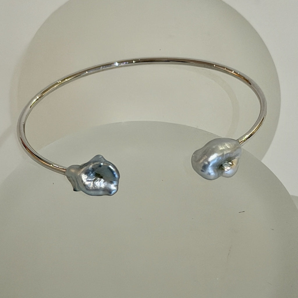18K WHITE GOLD TAHITIAN KESHI PEARL BANGLE BRACELET AV2622