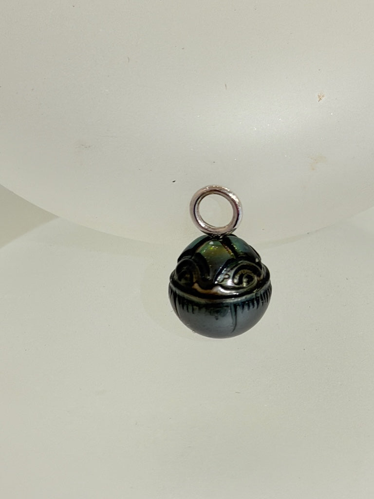 BLACK TAHITIAN HAND CARVED PEARL PENDANT AV2645