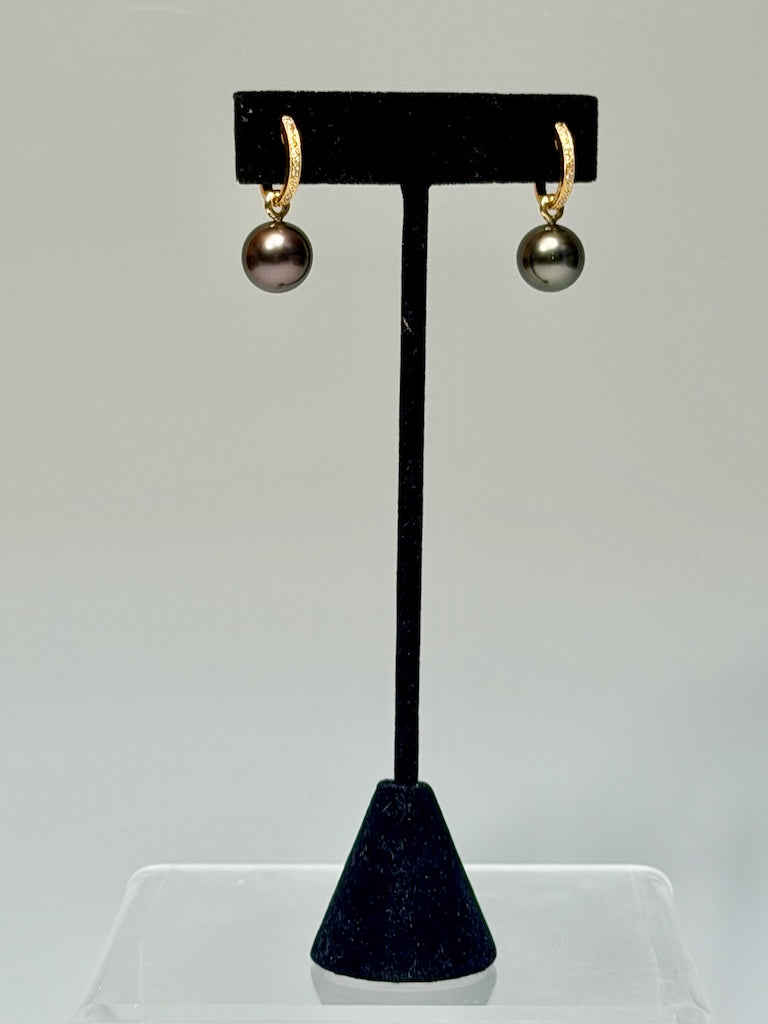 18K YELLOW GOLD DIAMOND AND TAHITIAN PEARL EARRINGS AV2652