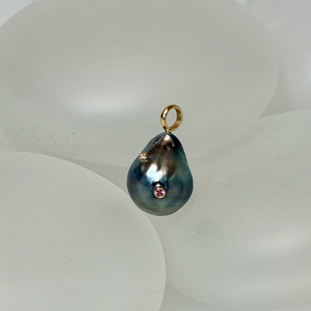 18K YELLOW GOLD TWINKLE TAHITIAN BAROQUE PEARL PENDANT WITH MADAGASCAN SPINEL AV2663