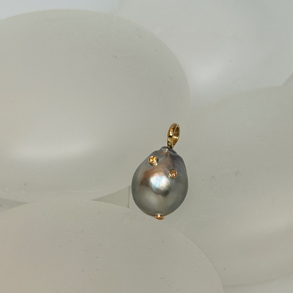 18K YELLOW GOLD TWINKLE TAHITIAN BAROQUE PEARL PENDANT WITH MADAGASCAN SPINEL AV2664