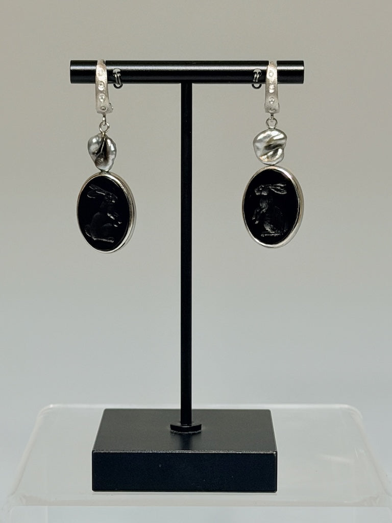 HANDCARVED ONYX RABBIT INTAGLIO EARRINGS WITH 14K WHITE AND PLATINUM AV2683