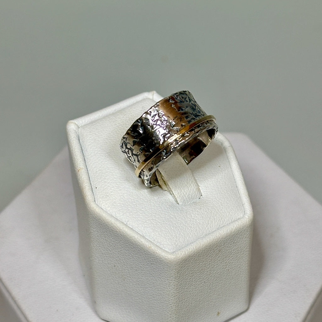 .925 CRUNCHY TEXTURE TWIDDLE RING WITH HAMMERED GOLD FILLED SPINNER BR490