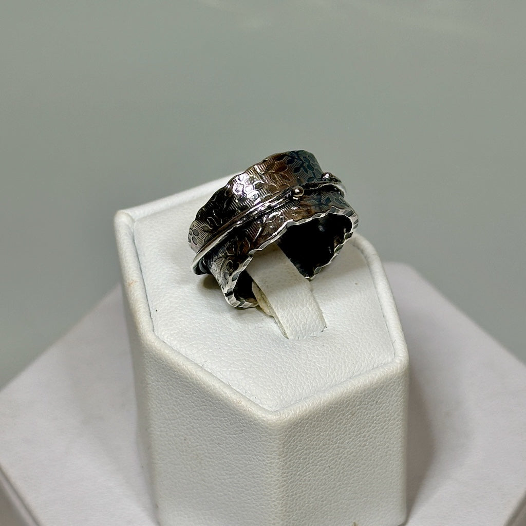.925 LITTLE TWIDDLE RING WITH ORGANIC VINE SPINNER BR491