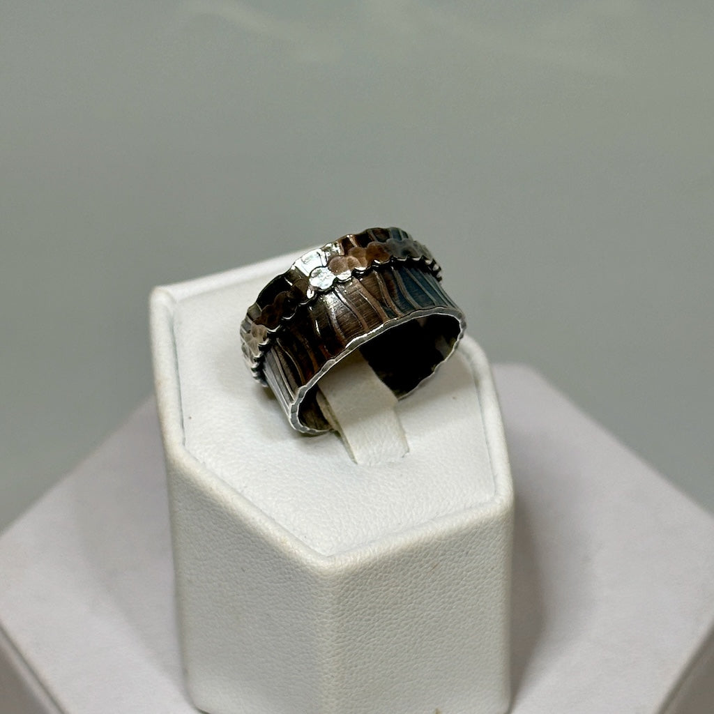 .925 TEXTURED TWIDDLE RING WITH FLAT BEAD WIRE SPINNER BR492