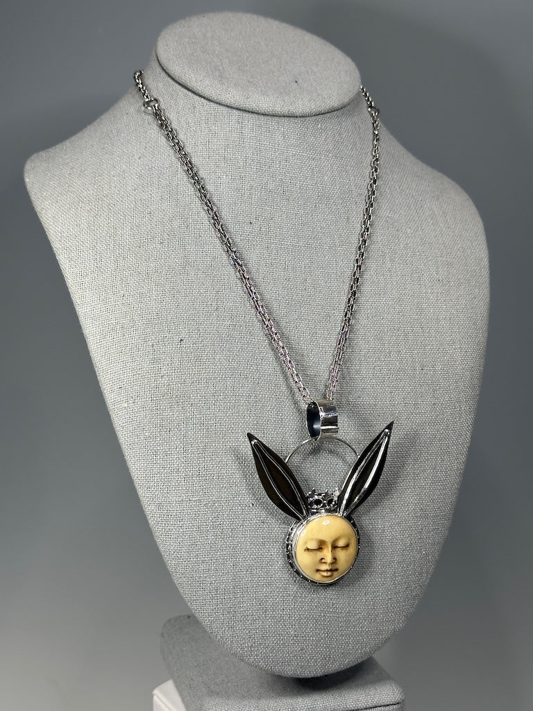 .925 DREAMY QUEEN HARE NECKLACE WITH HAND CARVED BUFFALO BONE FACE BR521