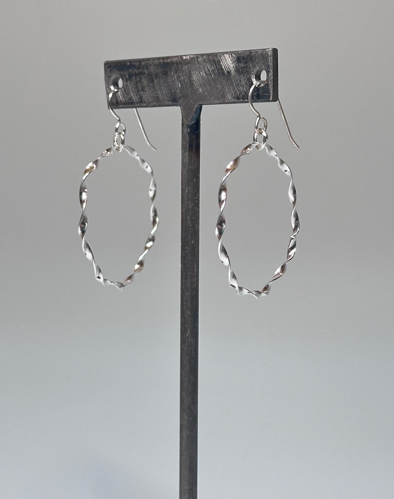 .925 WAVY TWISTED HOOPS WITH FH BR556