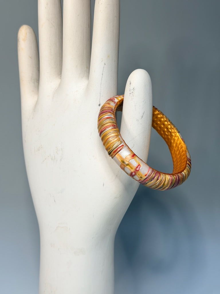 STRIPED PATTERN POLYMER CLAY BANGLE BRACELET WITH POUNDED GOLD INTERIOR PCBL871