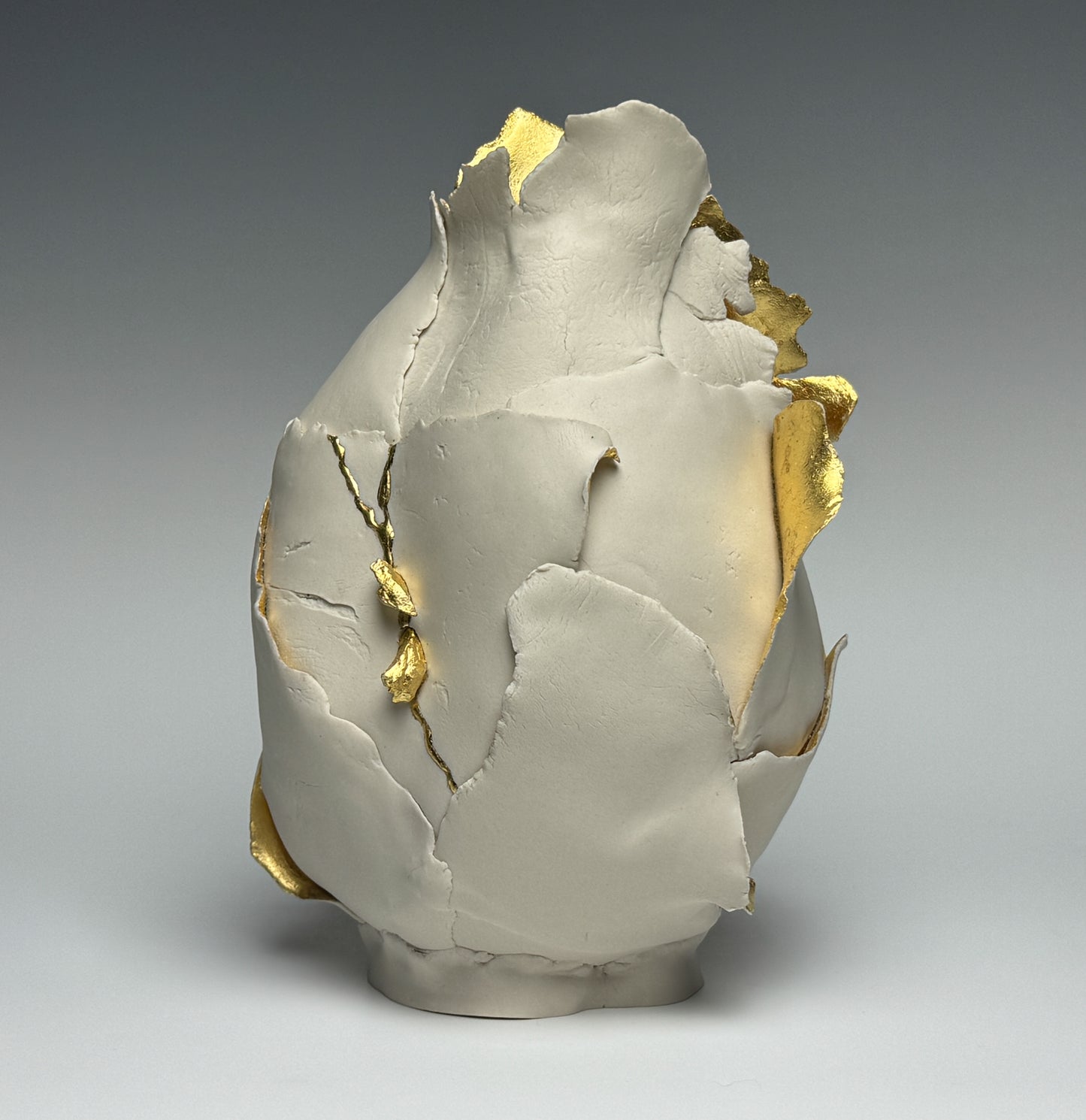 "HELD" PORCELAIN CERAMIC SCULPTURE WITH 23.75 KT GOLD LEAF