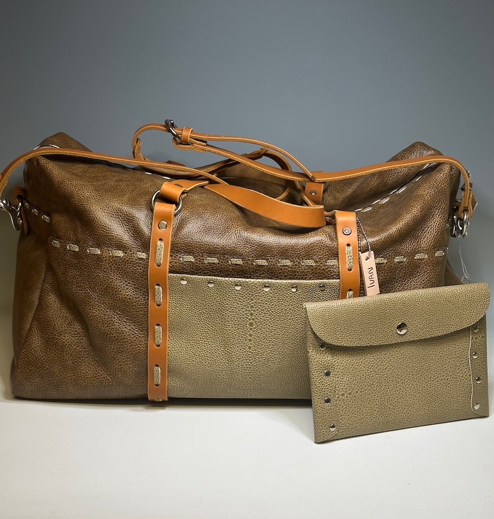 TOBACCO LEATHER TRAVEL WEEKENDER TOTE BAG WITH ADJUSTABLE SHOULDER STRAP