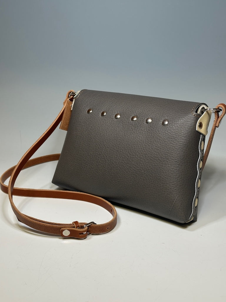 MEDIUM FLAP BAG IN GREY AND CREAM II277G