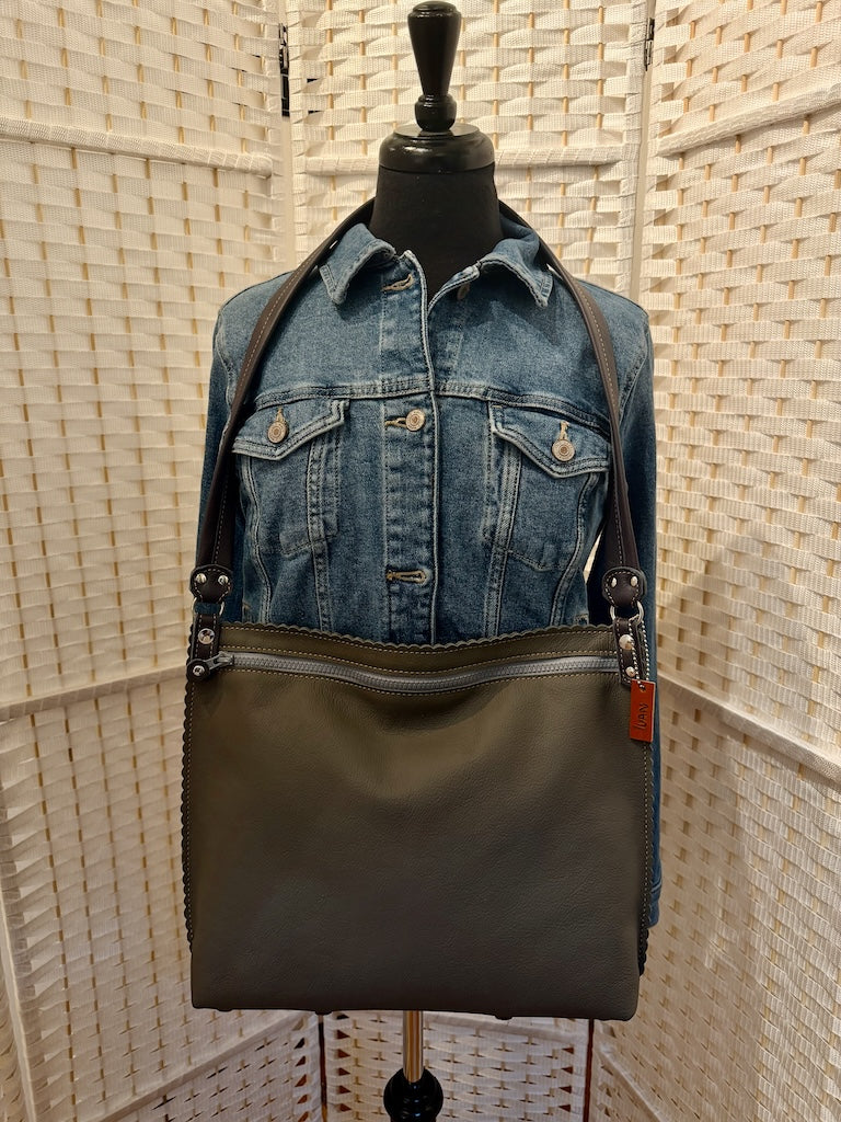 LARGE GREY LEATHER ZIP TOP HOBO BAG WITH SCALLOPED EDGES AND NAVY SHOULDER STRAP II345