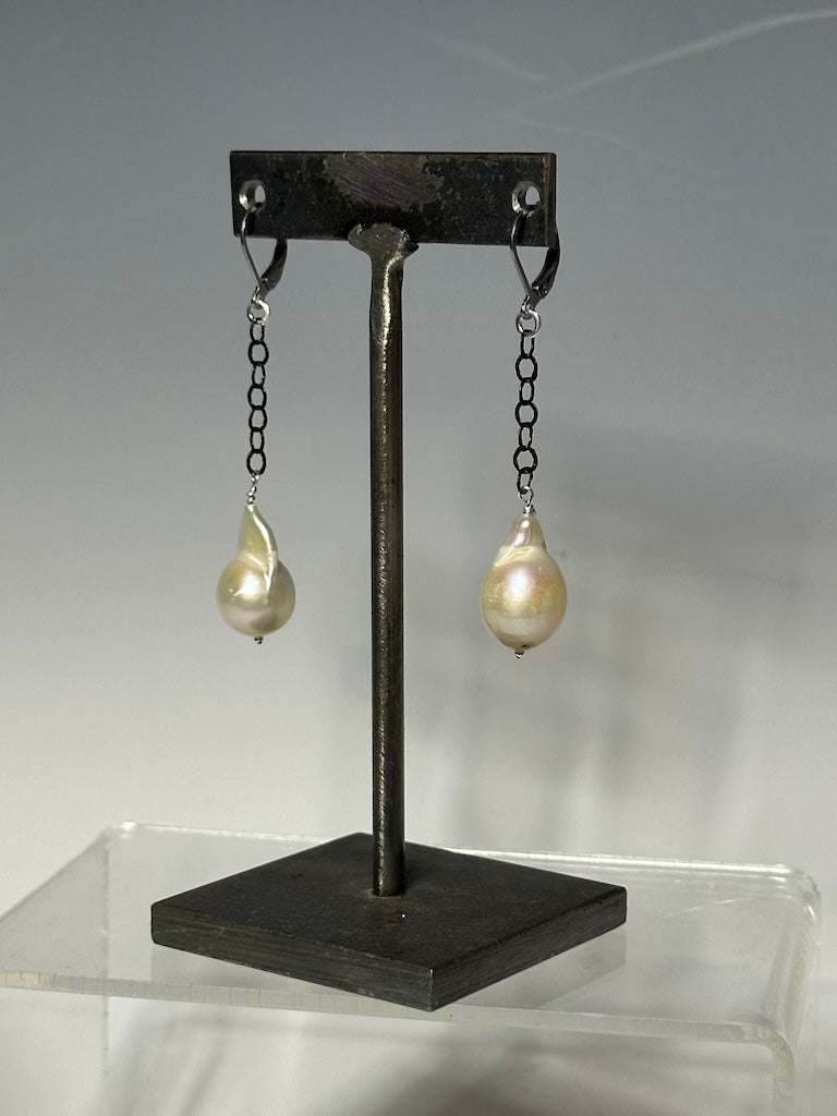 FRESH WATER PEARL AND OXIDIZED STERLING SILVER DROP EARRINGS LCE733
