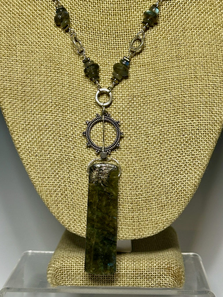 LABRADORITE AND SILVER STATEMENT NECKLACE LCN715