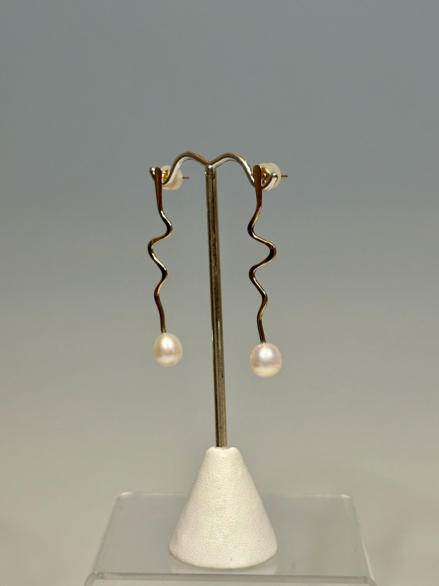 14K GOLD SQUIGGLE AND PEARL EARRINGS MB179