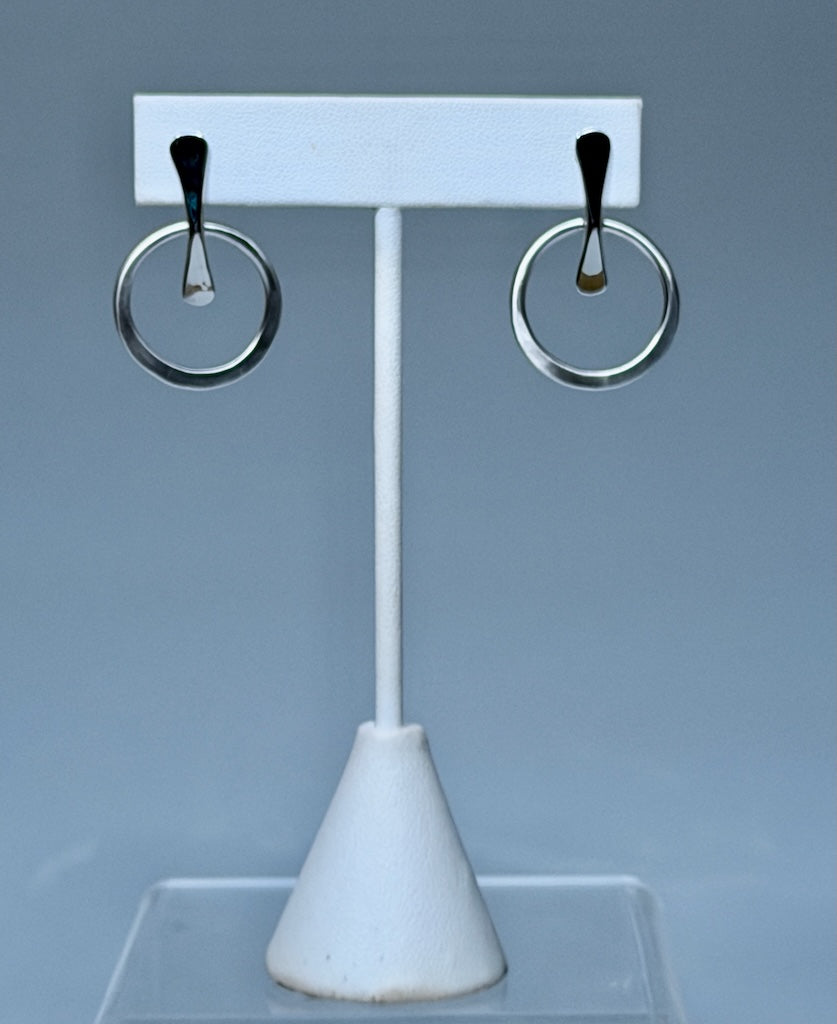 STERLING SILVER FLAT CIRCLE WITH STERLING SILVER BAR POST EARRINGS MB210E