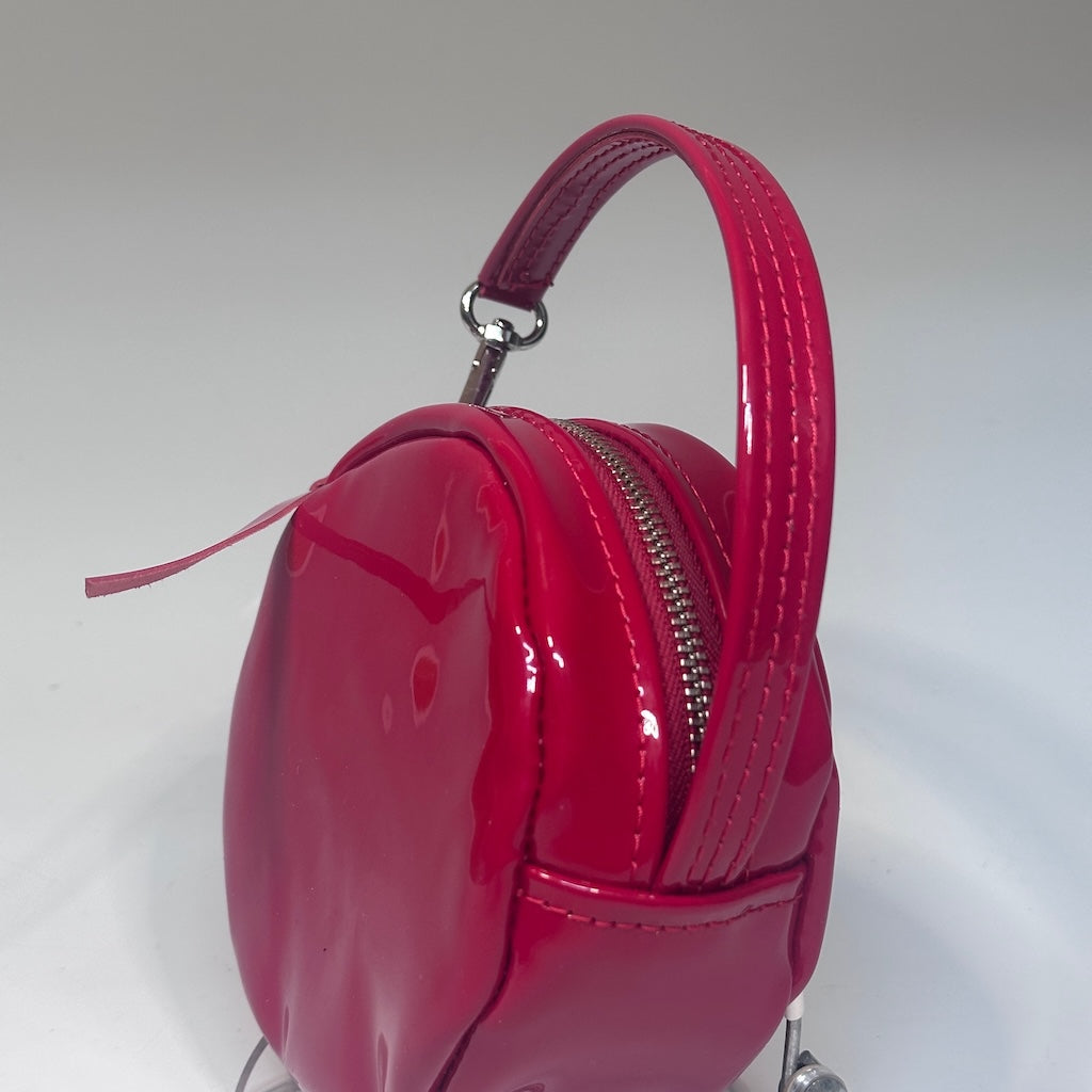 MINI CIRCLE WRISTLET IN RED PATENT LEATHER NH164