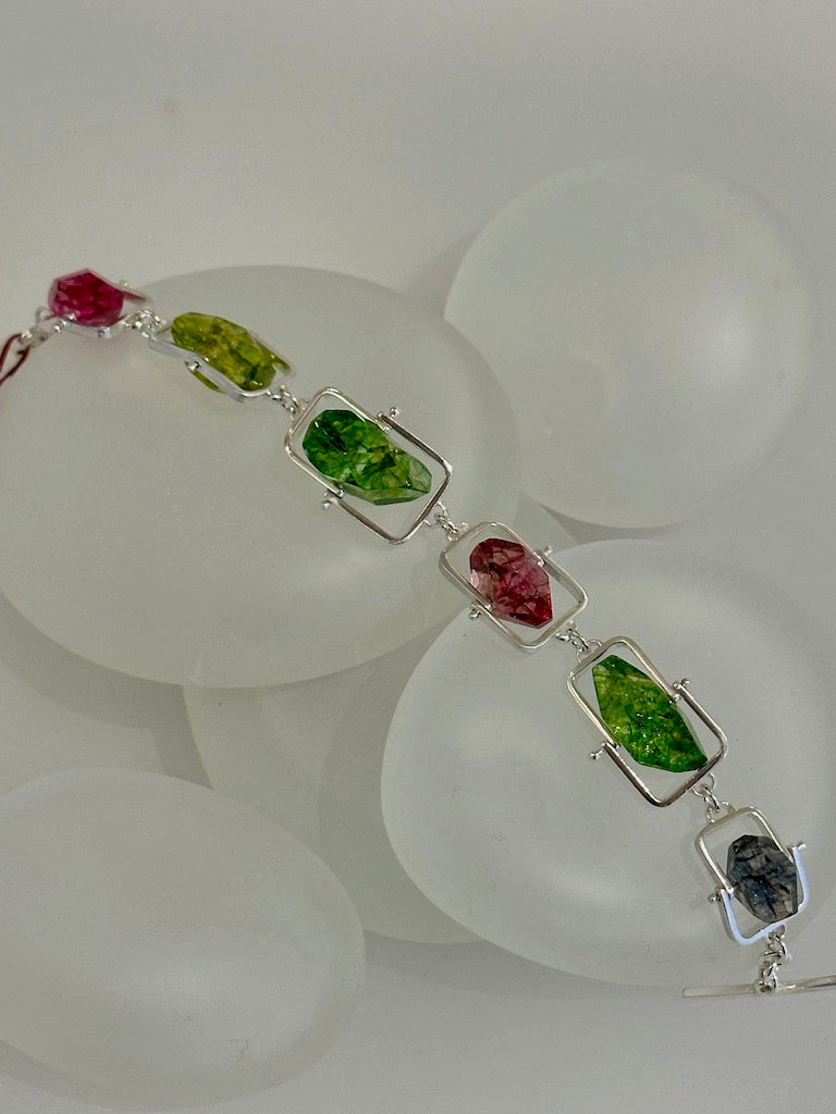 DYED QUARTZ KINETIC BRACELET NM516B