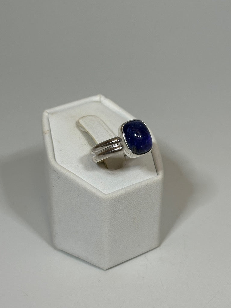 TANZANITE RING SET IN STERLING SILVER NM570R