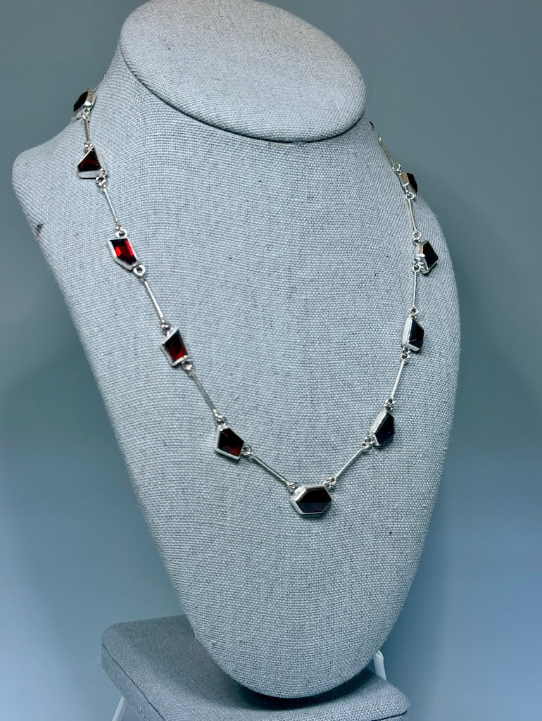 GARNET AND STERLING SILVER NECKLACE NM722N