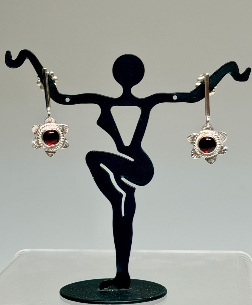 SMALL FLOWER GARNET EARRINGS NM729E