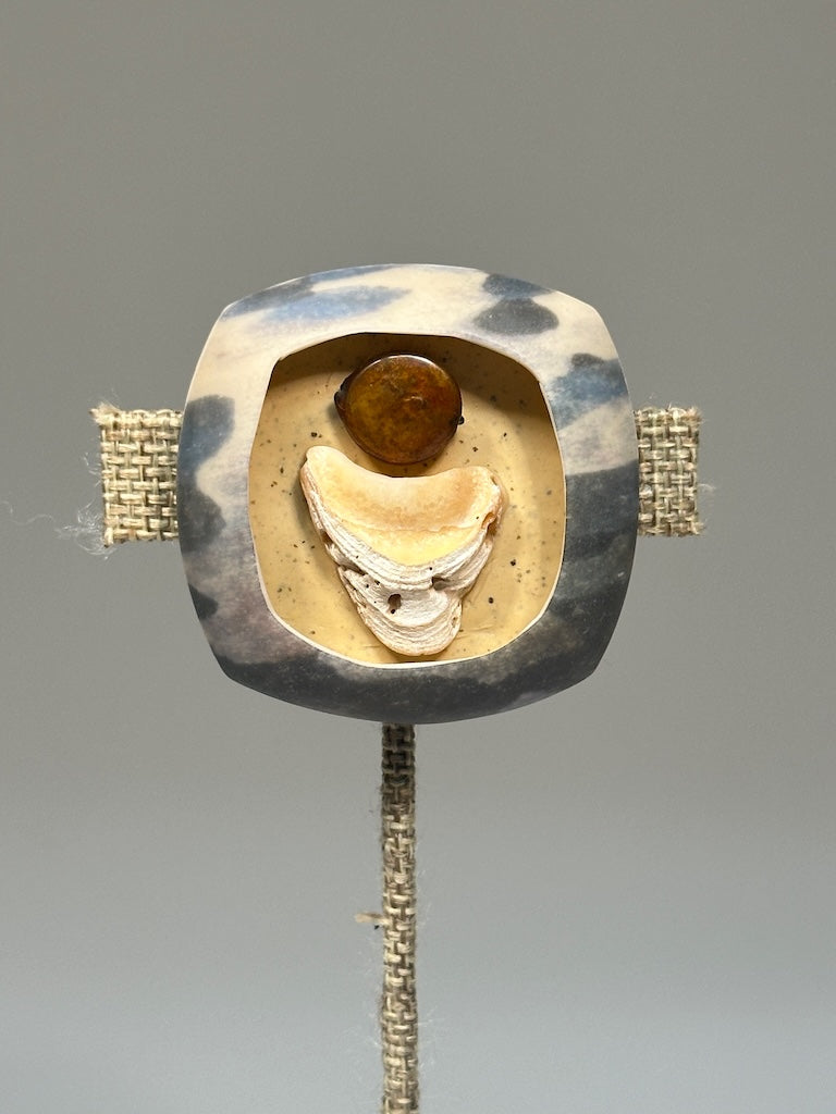 SAND SWEPT SHELL AND COIN PEARL POLYMER CLAY MAGNETIC BROACH PCB835