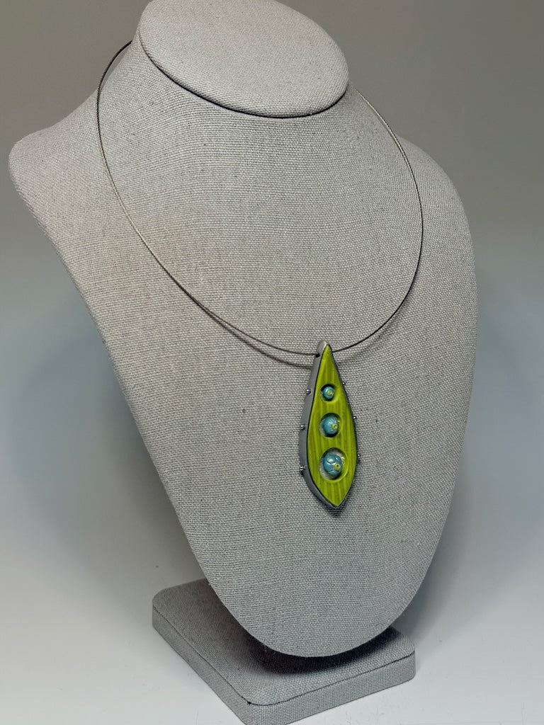 PETAL SHAPED PENDANT WITH METAL BALL ACCENTS PCN901