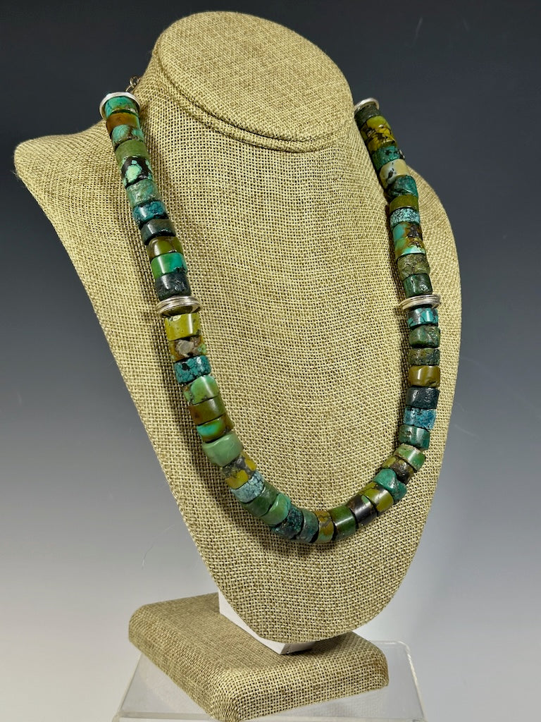 TURQUOISE BEAD NECKLACE WITH SILVER DISCS WK110