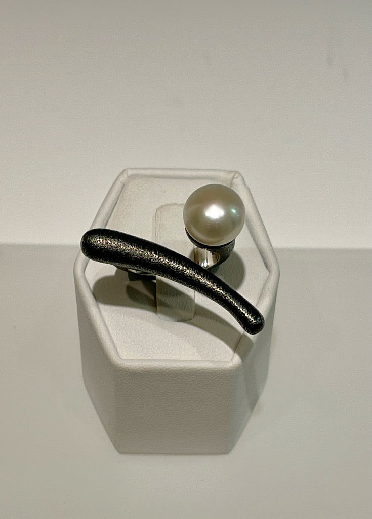 PEARL OXIDIZED RING WITH STERLING SILVER BR0977