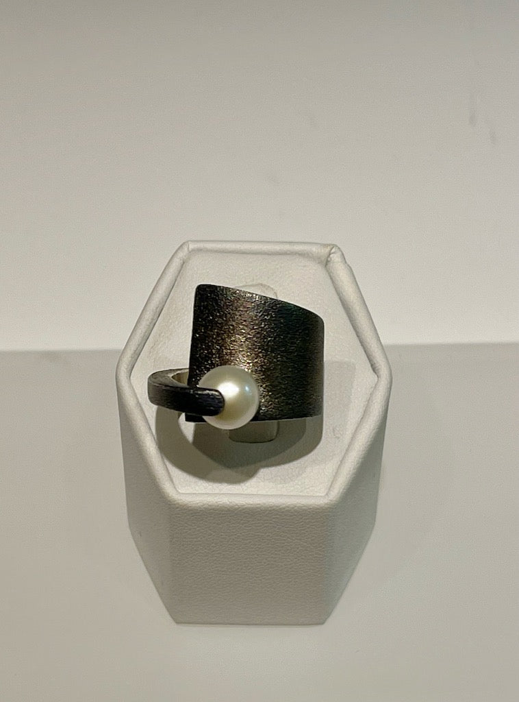 PEARL WITH OXIDIZED STERLING SILVER RING BR0985