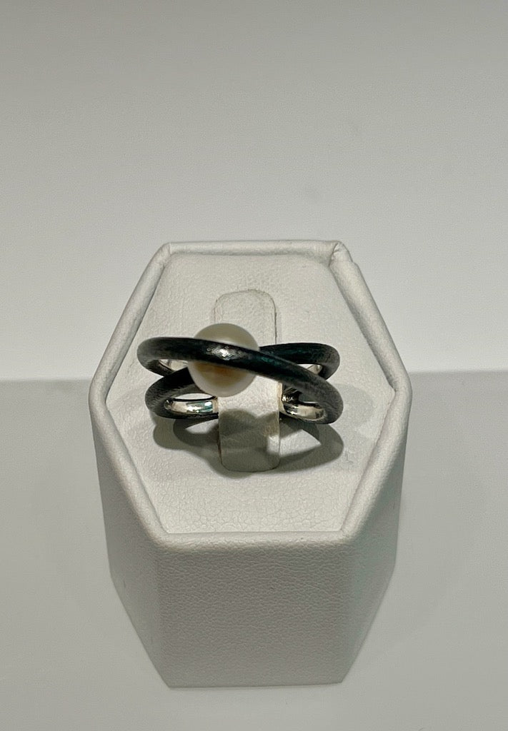 PEARL WITH OXIDIZED STERLING SILVER RING BR0986