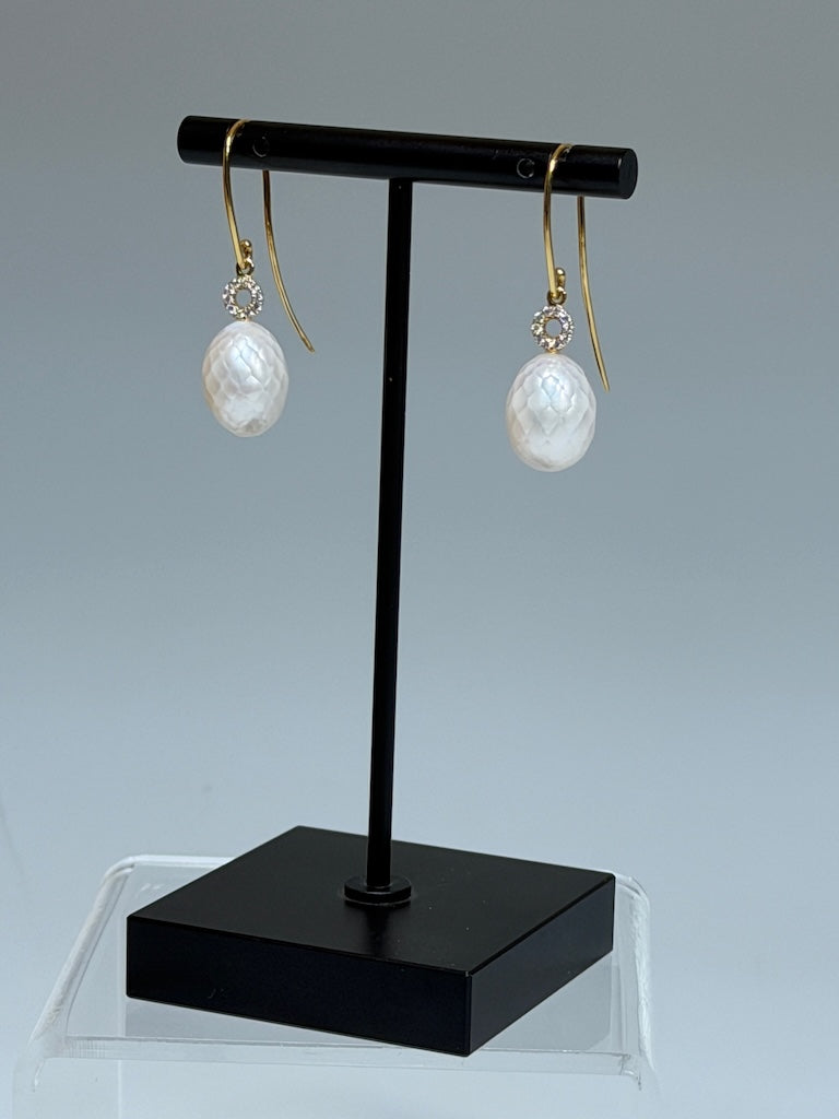 18K YELLOW GOLD FACETED WHITE FRESHWATER PEARL & DIAMOND EARRINGS AV2627