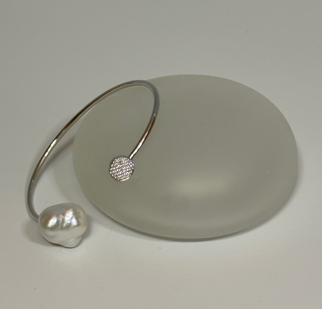 COSMO PAVE´ BANGLE WITH 18k gold and G/VS Diamonds with South Sea Pearl AV111