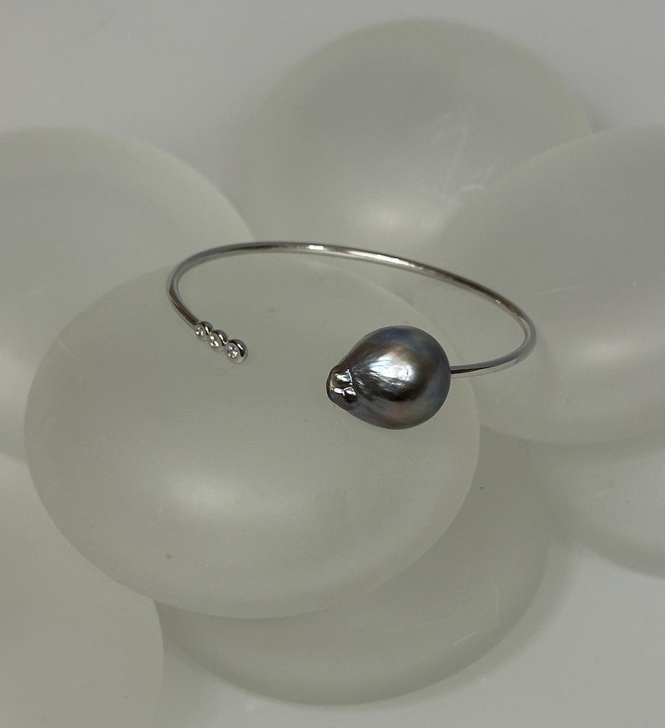 COSMO BANGLE with 3 diamonds and Tahitian Baroque Pearl AV112