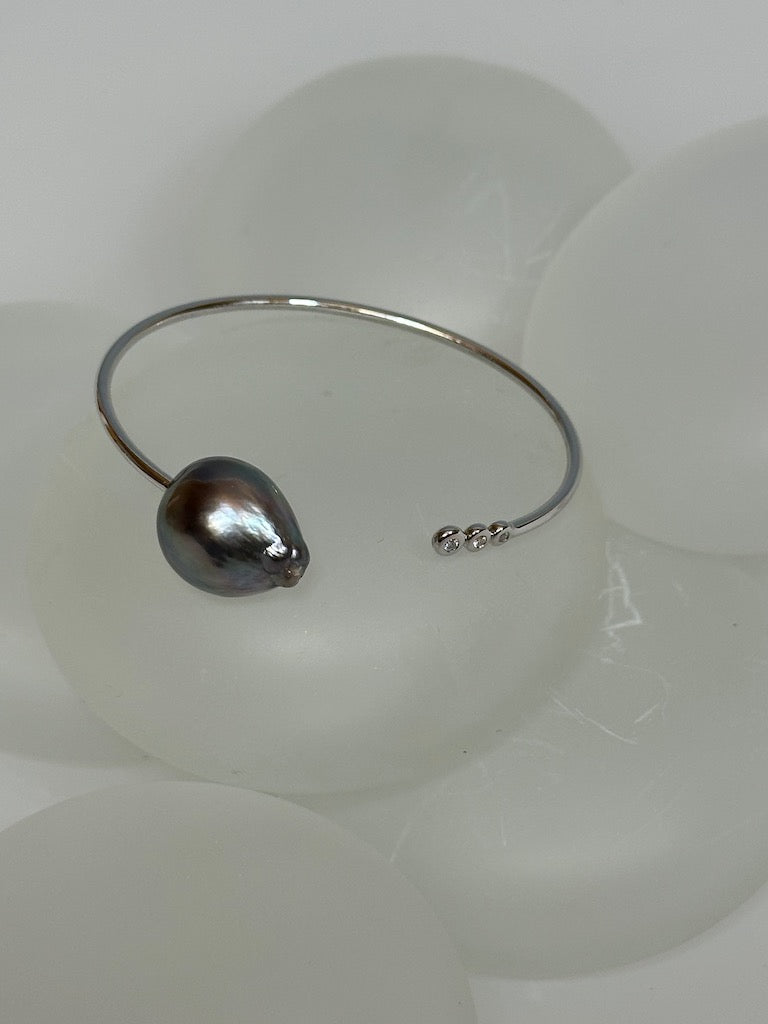 COSMO BANGLE with 3 diamonds and Tahitian Baroque Pearl AV112