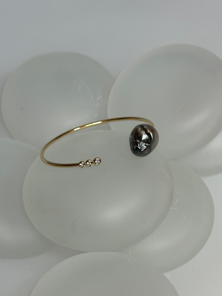 COSMO BANGLE with 3 diamonds and Tahitian Baroque Pearl AV113