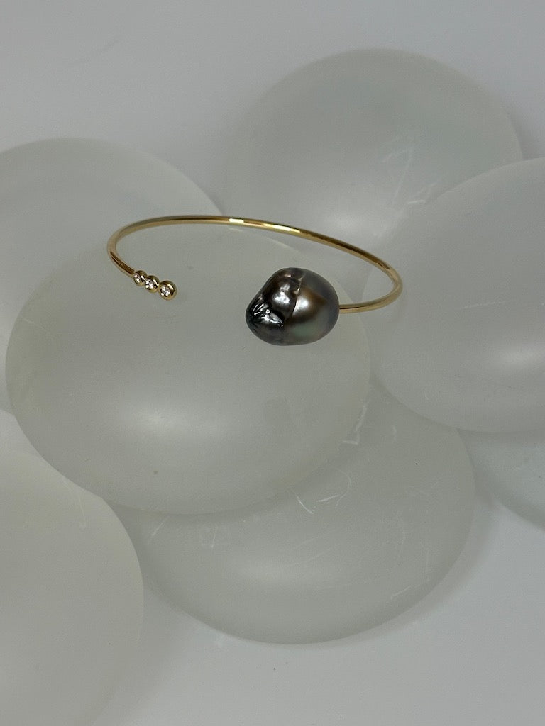 COSMO BANGLE with 3 diamonds and Tahitian Baroque Pearl AV113