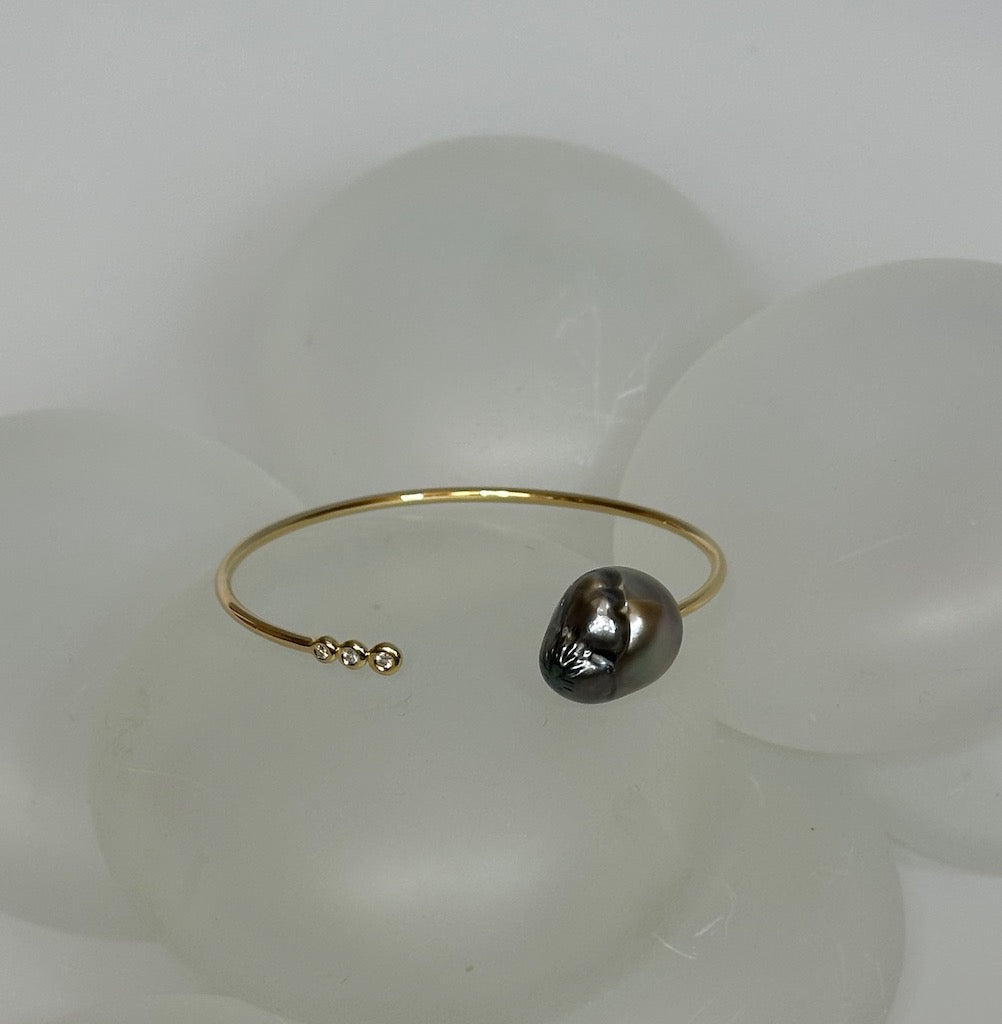 COSMO BANGLE with 3 diamonds and Tahitian Baroque Pearl AV113