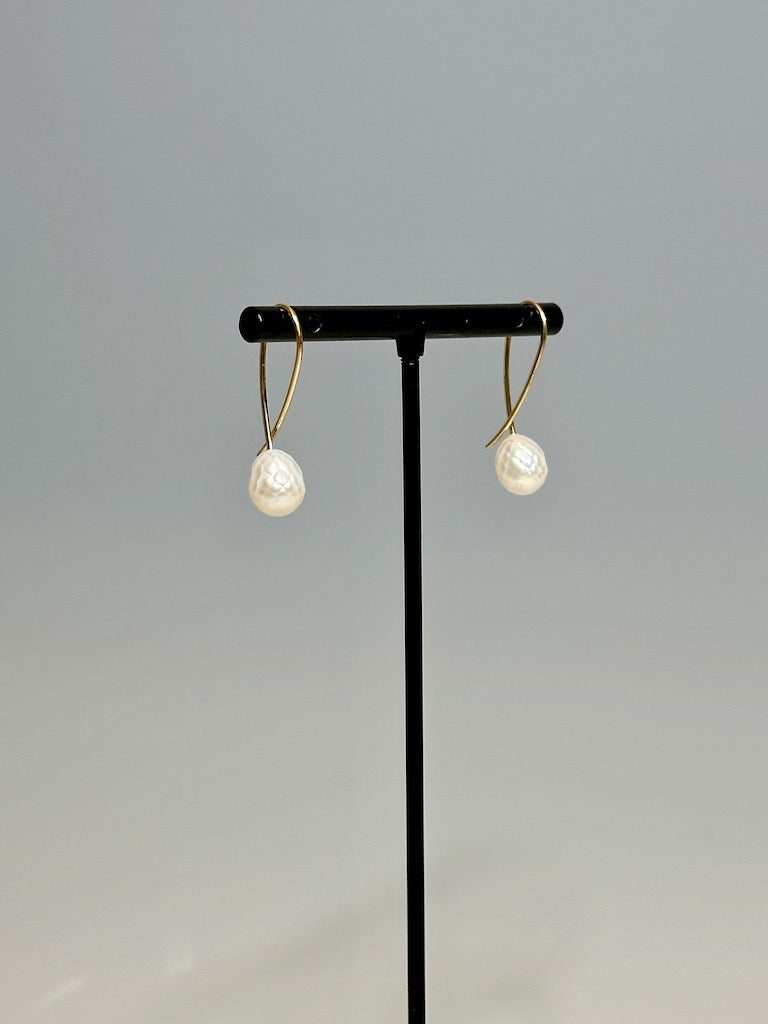 FACETED FRESH WATER PEARL EARRINGS WITH 18k GOLD WIRES AV135