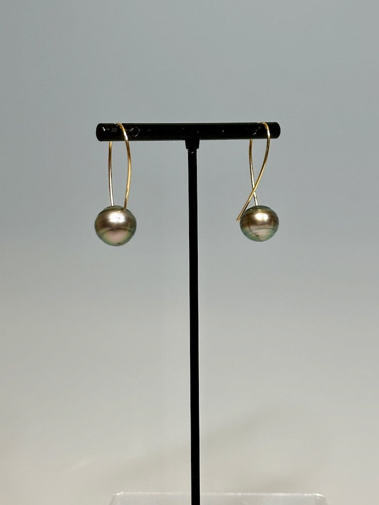 FANCY CIRCLED TAHITIAN PEARL EARRINGS WITH 18k GOLD WIRES AV136