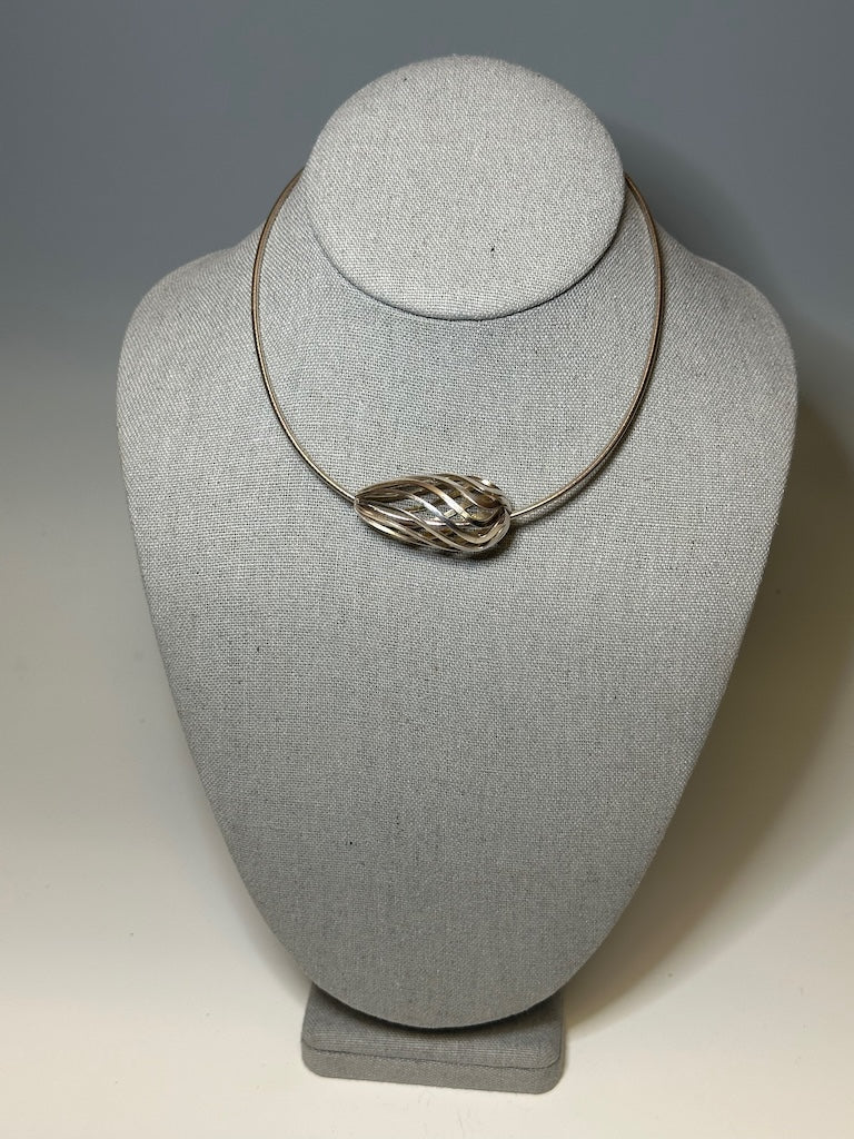 "TRELLIS" LARGE STERLING SILVER PENDANT WITH NECKWIRE  AV147