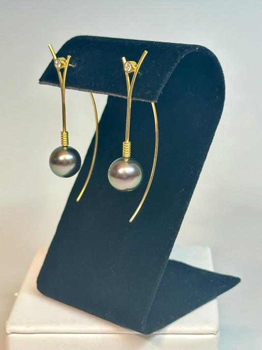 18k YELLOW GOLD, PEARL AND DIAMOND ONE OF A KIND EARRINGS AV156