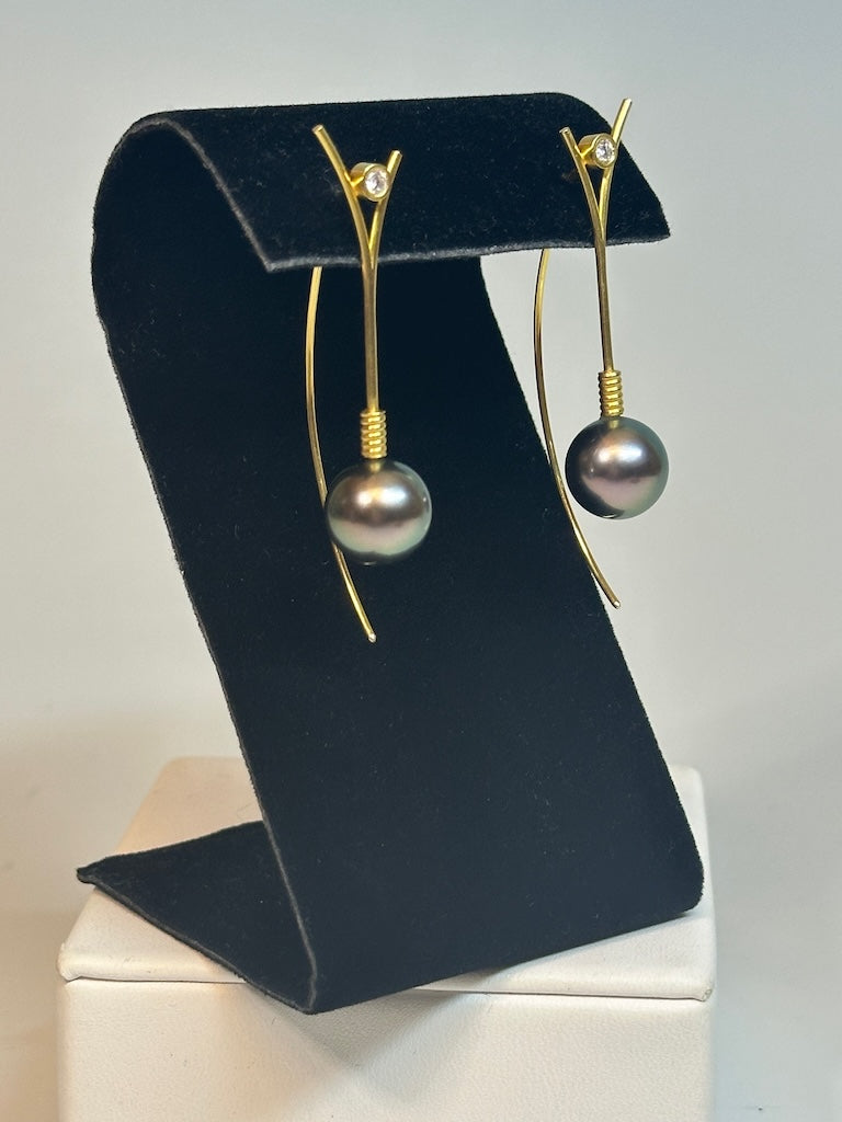 18k YELLOW GOLD, PEARL AND DIAMOND ONE OF A KIND EARRINGS AV156