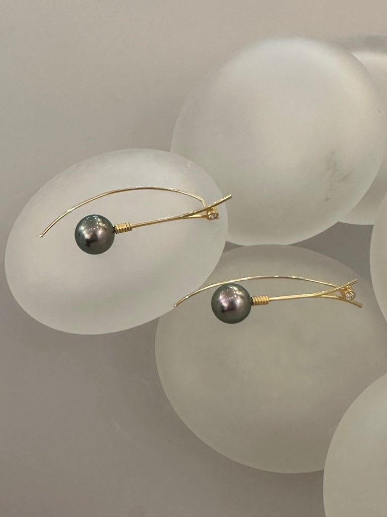 18k YELLOW GOLD, PEARL AND DIAMOND ONE OF A KIND EARRINGS AV156